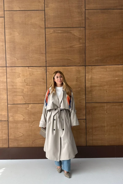 TAŞ DÜĞMELİ MANŞET DETAY KUŞAKLI TRENÇKOT