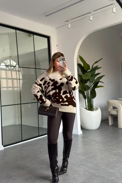 TAŞ KAHVERENGİ BENEKLİ BİSİKLET YAKA KAZAK