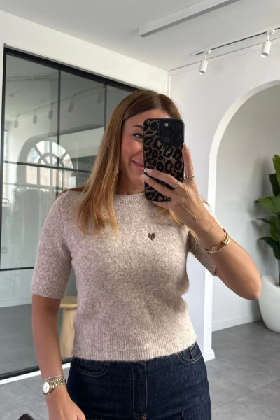 TAŞ KISA KOL KALP NAKIŞLI TRİKO