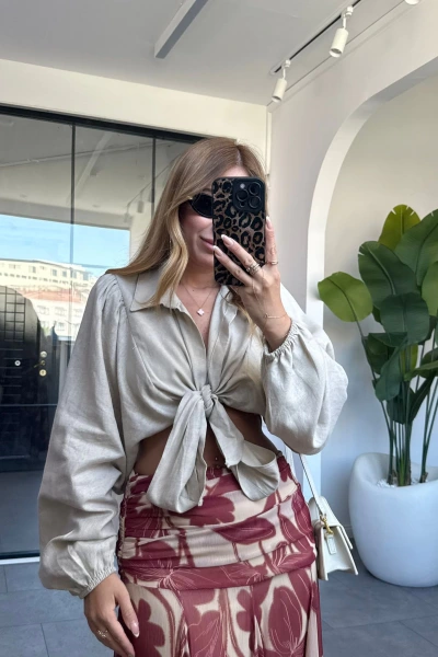 TAŞ RENK BAĞLAMA DETAY GÖMLEK