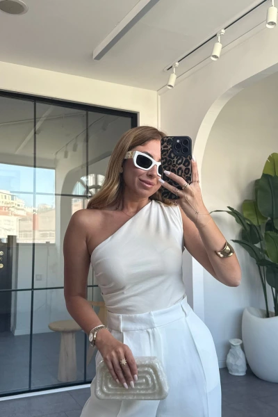 TAŞ YANI BÜZGÜLÜ TEK OMUZ BLUZ