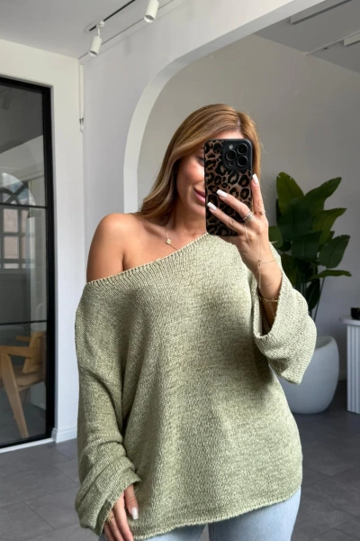 ÇAĞLA YEŞİLİ KAYIK YAKA TRİKO