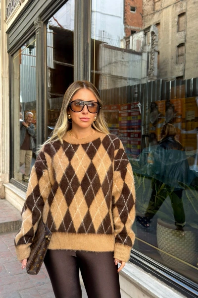 YUVARLAK YAKA BEJ KAHVE BAKLAVA DESEN KAZAK