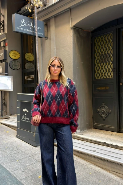 YUVARLAK YAKA BORDO LACİVERT BAKLAVA DESEN KAZAK