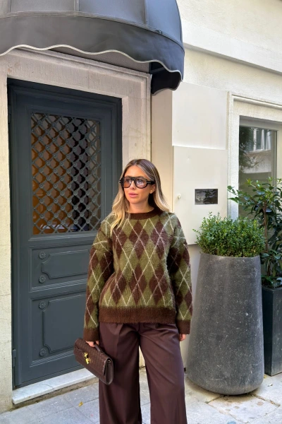 YUVARLAK YAKA KAHVE HAKİ BAKLAVA DESEN KAZAK