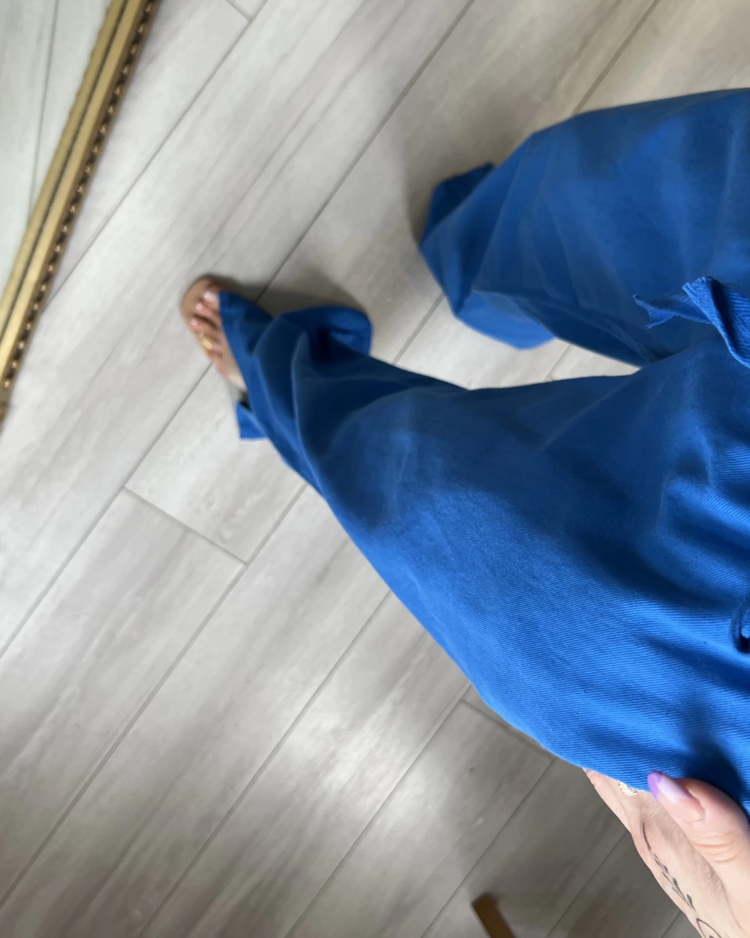 Mavi Bol Paça Yırmaç Detaylı Gabardin Pantolon
