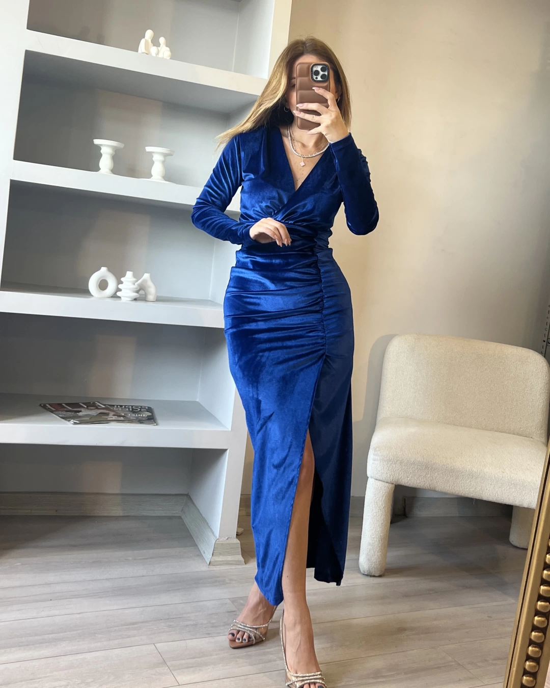 Saks Mavi Drapeli Yırtmaç Detaylı Kadife Elbise