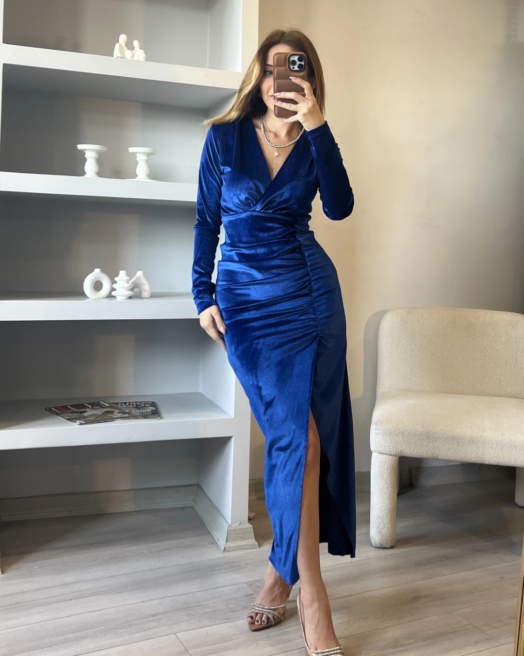 Saks Mavi Drapeli Yırtmaç Detaylı Kadife Elbise
