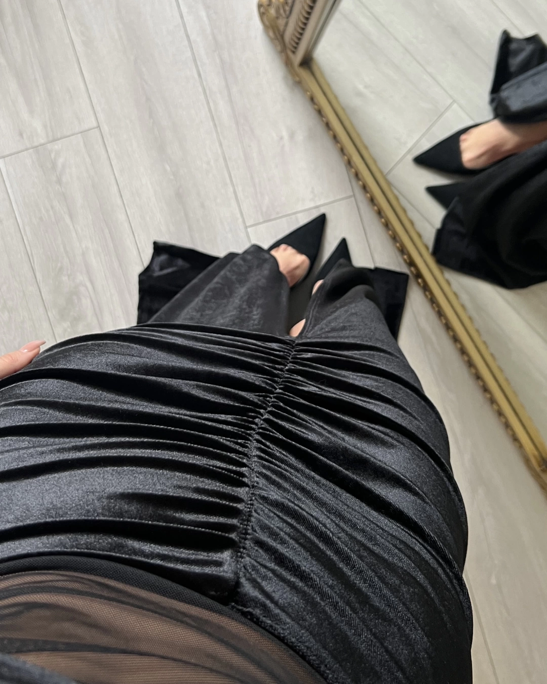 Siyah Tül Detaylı Yırtmaç Detaylı Kadife Elbise