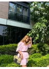 PEMBE KEMERLİ ETEĞİ KATLI ELBİSE