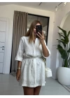 BEYAZ BELİ BÜZGÜLÜ MİNİ ELBİSE