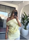 SARI TEK OMUZ BROŞLU BLUZ