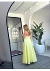 SARI DEKOLTE DETAY ASKILI ELBİSE