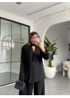 SİYAH ÜÇ DÜĞMELİ ASİMETRİK KUŞAKLI CEKET TAKIM