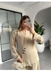 KREM ÜÇ DÜĞMELİ ASİMETRİK KUŞAKLI CEKET TAKIM
