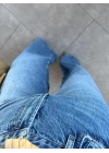 MAVİ CEPLERİ DERİ DETAYLI JEAN