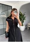 SİYAH BELİ LASTİKLİ SIFIR KOL ÇİFT FERMUARLI ELBİSE