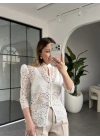 BEYAZ DANTELLİ DÜĞME DETAYLI BLUZ