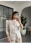 BEYAZ DANTELLİ DÜĞME DETAYLI BLUZ