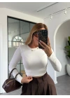 Beyaz Marka Model Crop Uzun Kollu Bluz