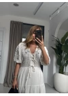 BEYAZ NAKIŞLI BAĞLAMALI ELBİSE