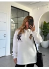 BEYAZ POLO YAKA NAKIŞLI SWEATSHIRT