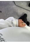 BEYAZ POLO YAKA NAKIŞLI SWEATSHIRT