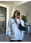GRİ NAKIŞLI FULAR DETAYLI SWEATSHİRT