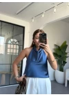 İNDİGO SATEN HALTER YAKA SIRTI AÇIK BLUZ