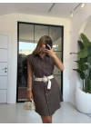 KAHVE KEMERLİ KISA ELBİSE