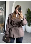 KAHVE KRUVAZE YAKA KUŞAKLI KISA TRENÇKOT