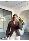 KAHVE ÜÇ DÜĞMELİ TRİKO HIRKA