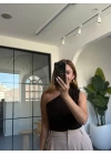 KAHVE YANI BÜZGÜLÜ TEK OMUZ BLUZ