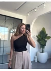 KAHVE YANI BÜZGÜLÜ TEK OMUZ BLUZ