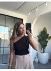 KAHVE YANI BÜZGÜLÜ TEK OMUZ BLUZ