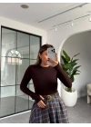 KAHVERENGİ BİSİKLET YAKA PARMAK GEÇİRMELİ BLUZ