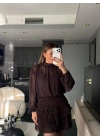 KAHVERENGİ YAKASI BAĞLAMALI DESENLİ MİNİ ELBİSE