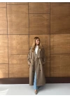 KARAMEL DÜĞMELİ MANŞET DETAY KUŞAKLI TRENÇKOT