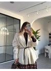 KREM DERİ KEMER DETAY TRİKO HIRKA