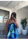 MAVİ KARIŞIK DESEN ZİNCİR DETAY ASİMETRİK YIRTMAÇLI ELBİSE