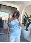 MAVİ TEK OMUZ BROŞLU BLUZ