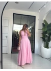 PEMBE DEKOLTE DETAY ASKILI ELBİSE