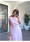 PEMBE DÖKÜMLÜ TEK OMUZ ELBİSE