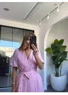 PEMBE KRUVAZE BAĞLAMALI MÜSLİN ELBİSE