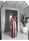 PEMBE SIRTI AÇIK KENDİNDEN KIRIŞIK ELBİSE