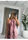 PEMBE SIRTI AÇIK KENDİNDEN KIRIŞIK ELBİSE