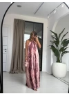 PEMBE SIRTI AÇIK KENDİNDEN KIRIŞIK ELBİSE
