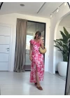 PEMBE YIRTMAÇLI ÇİÇEKLİ ELBİSE
