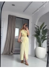 SARI BROŞ DETAY ELBİSE