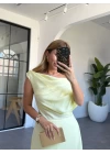 SARI DÖKÜMLÜ TEK OMUZ ELBİSE